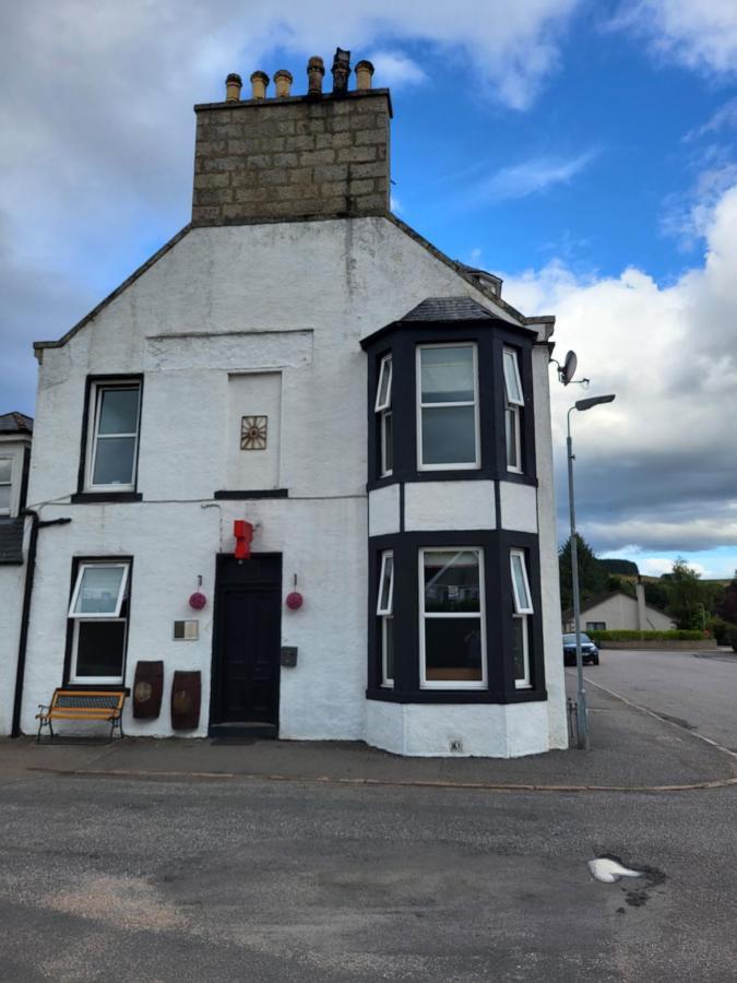 Macbeth Arms Bed & Breakfast Lumphanan Exterior photo